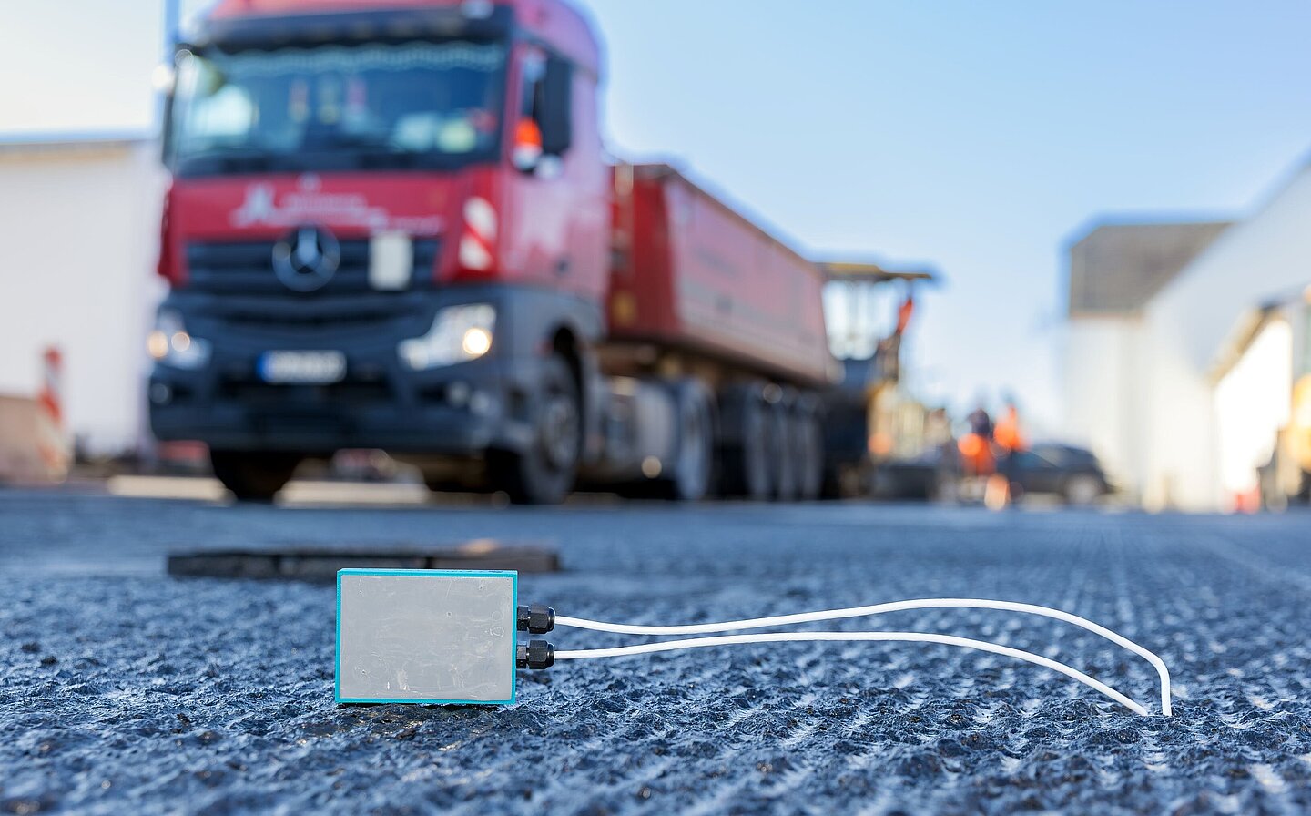 Sensor vor LKW auf der aufgefrästen Straße