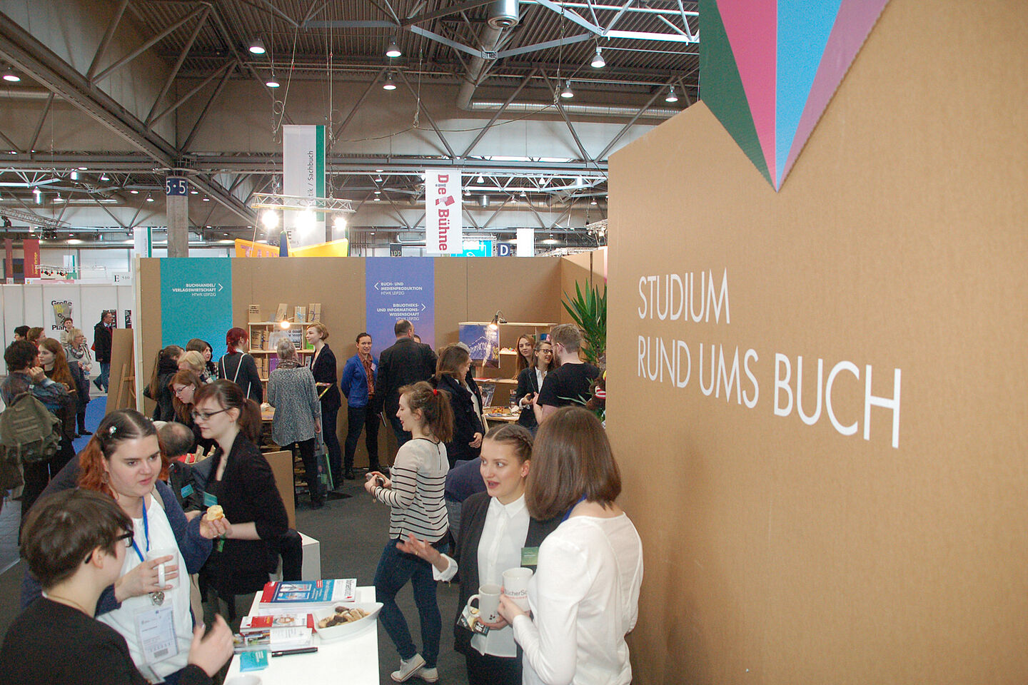 Viel Publikum beim bunten Gemeinschaftsstand auf der Messe.