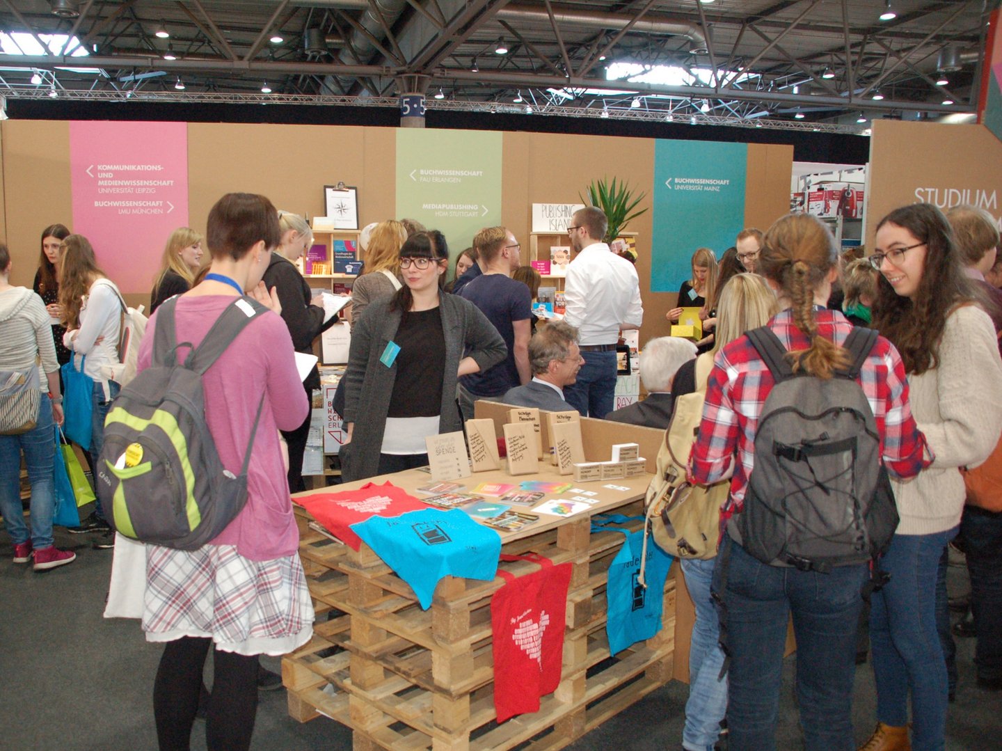 Eine Gruppe von Besucherinnen und Besuchern auf der Messefläche der HTWK Leipzig der Buchmesse Leipzig
