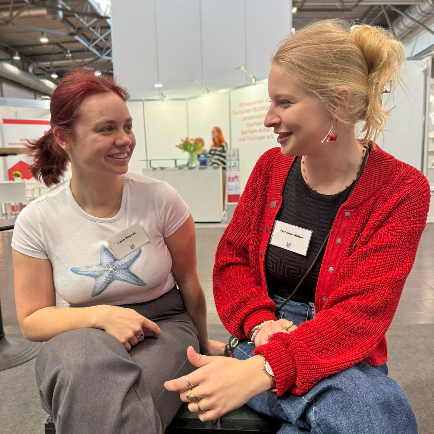 Zwei Studentinnen nebeneinander im Gespräch auf der Buchmesse Leipzig