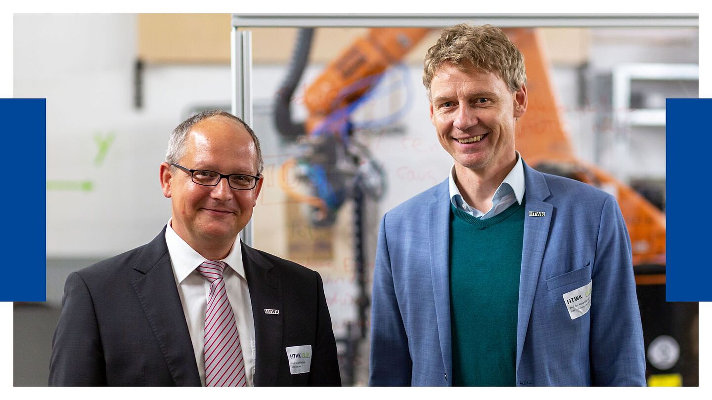 Prof. Mark Mietzner und Prof. Alexander Stahr strahlen vor Freude bei der Eröffnungsveranstaltung.