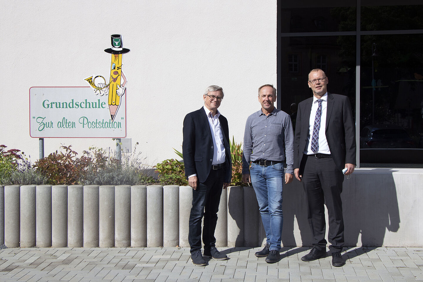 Vor der Grundschule "Zur alten Poststation" in Wermsdorf. Im Foto v. l.: Prof. Ulrich Möller, Bauamtsleiter Thomas Keller und Bürgermeister Matthias Müller (Foto: Stephanie Weiß / HTWK Leipzig)