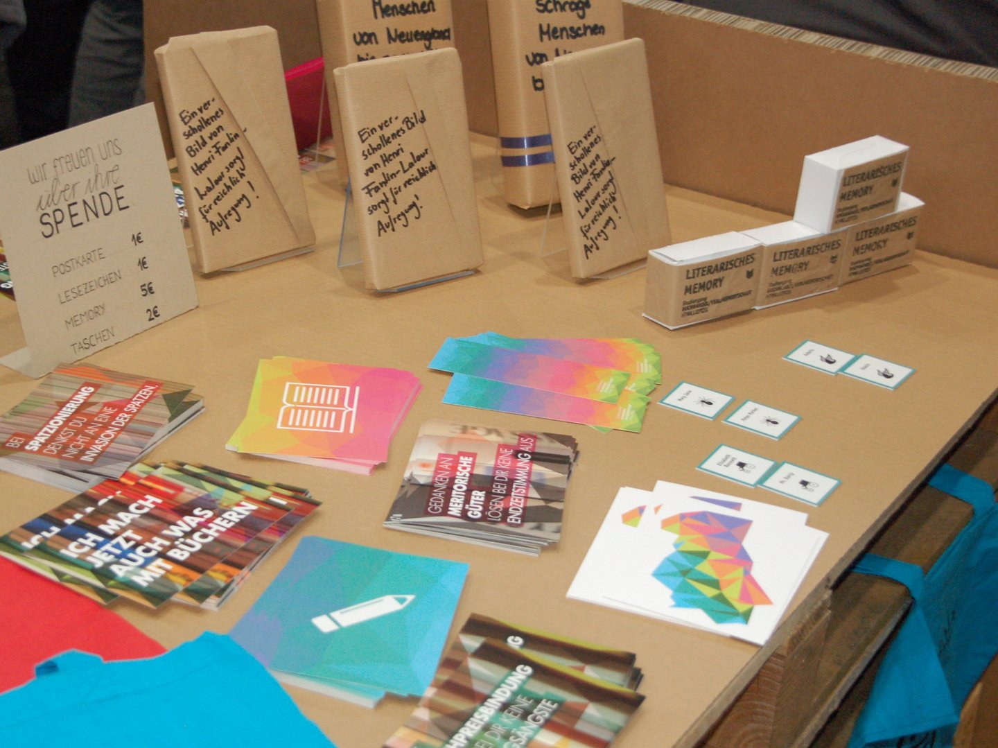 Kunterbunte Auslage auf dem DIY-Messestand der Buchstudiengänge