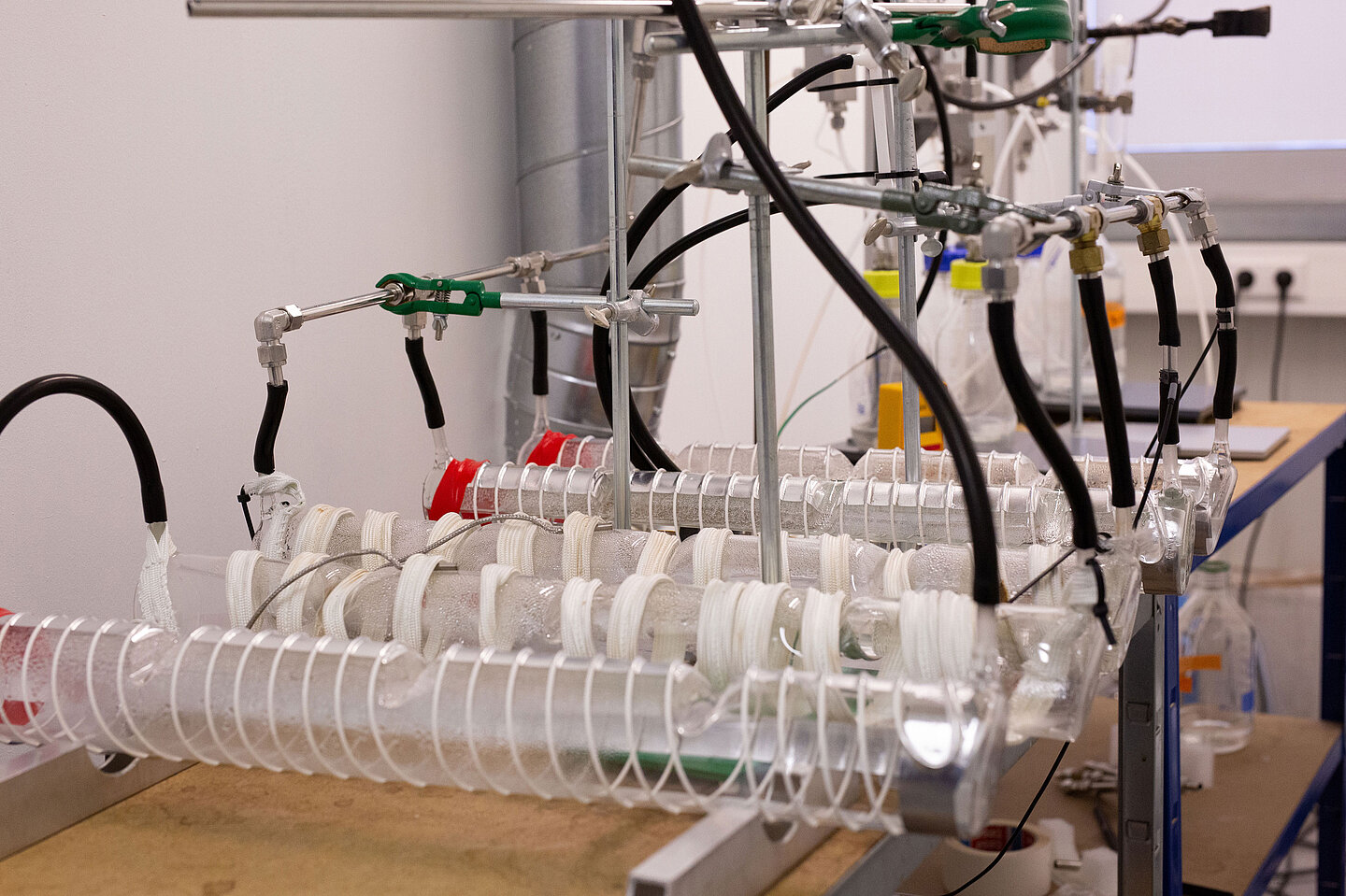 Versuchsaufbau Glasrohre und Kabel in Nahaufnahme