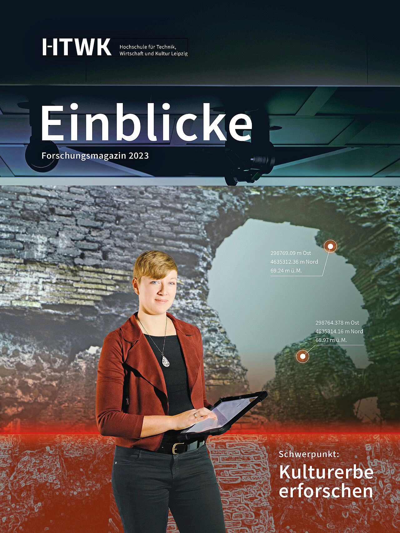 Auf dem Coverbild der Einblicke 2023 ist Forscherin Ilka Viehmann in der Cave der HTWK Leipzig zu sehen. In der Hand hält sie ein Tablet.