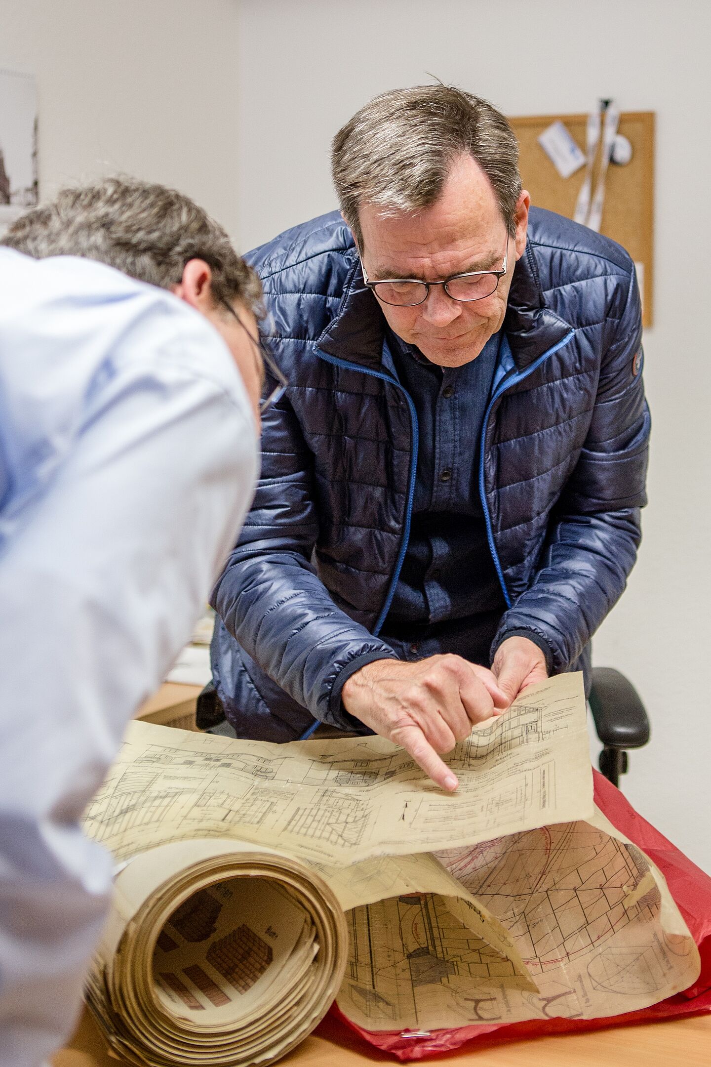 Benjamin Schäf (li.) und Ingo Mannewitz studieren die Zeichnungen. 