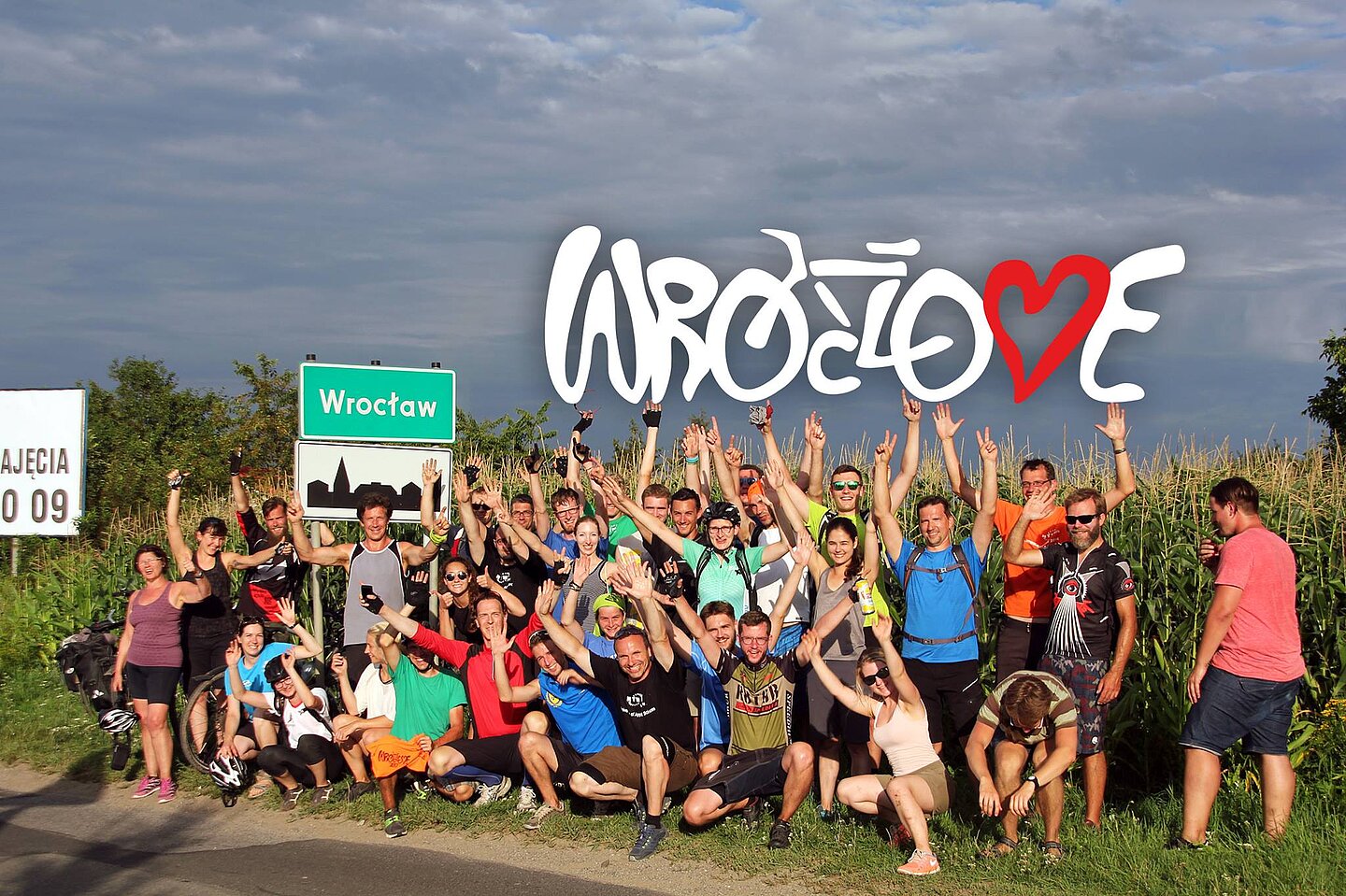 Gruppenbild vor dem Ortseingangsschild von Wroclaw