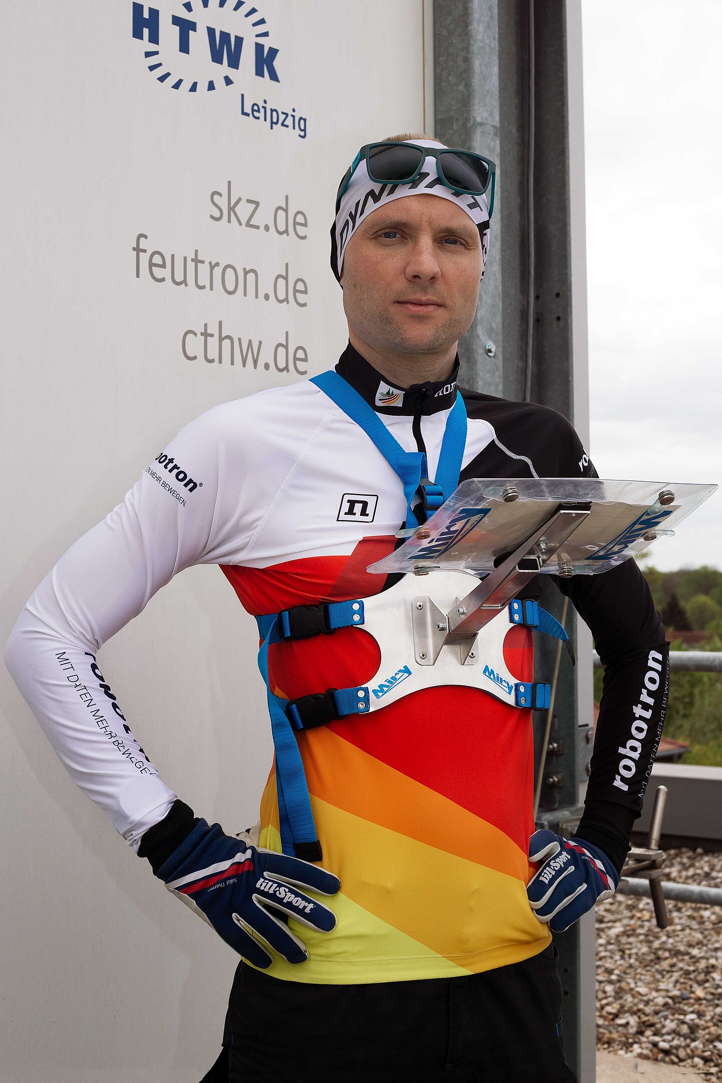 Dr. Martin Weisbrich ein Mann steht in Sportmontur auf einem Flachdach