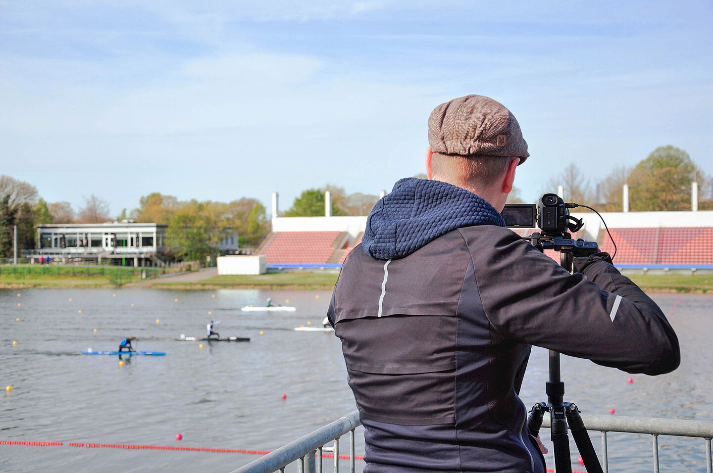 Kanufahrt Videoaufnahme ein Mann filmt ein Kanurennen am Fluss