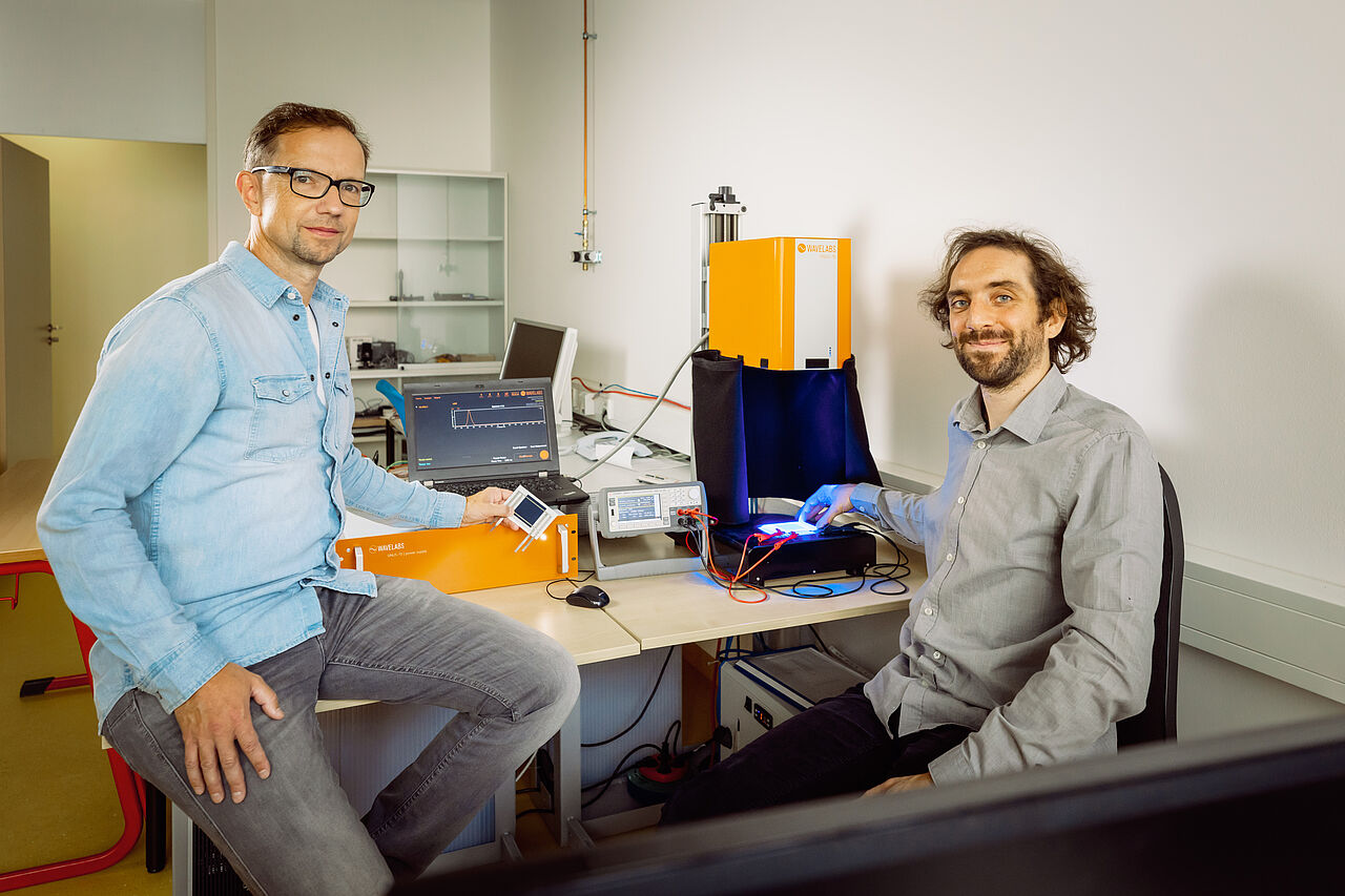 Prof. Mathias Rudolph (links) und Julian Hofbauer erforschen, wie eine temperaturunabhängige und unmittelbare Nachregelung des Lichtspektrums von LEDs möglich ist (Bild: Stephan Flad / HTWK Leipzig)