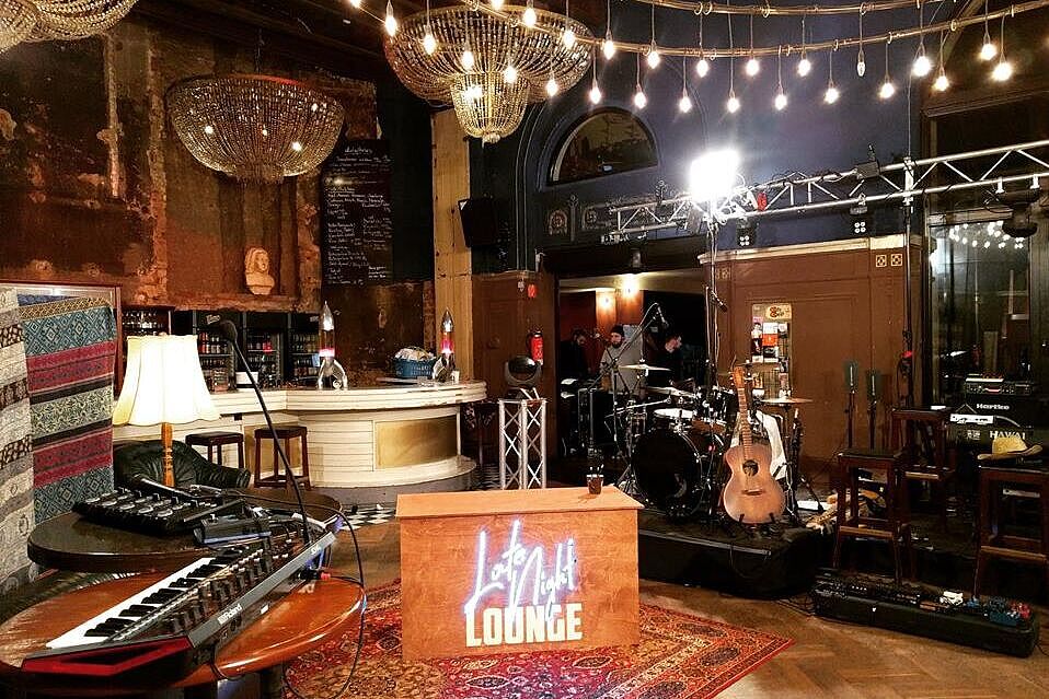 Die Kulisse der Late Night Lounge: zu sehen sind die Instrumente der Band, der Moderationstisch, die Bar