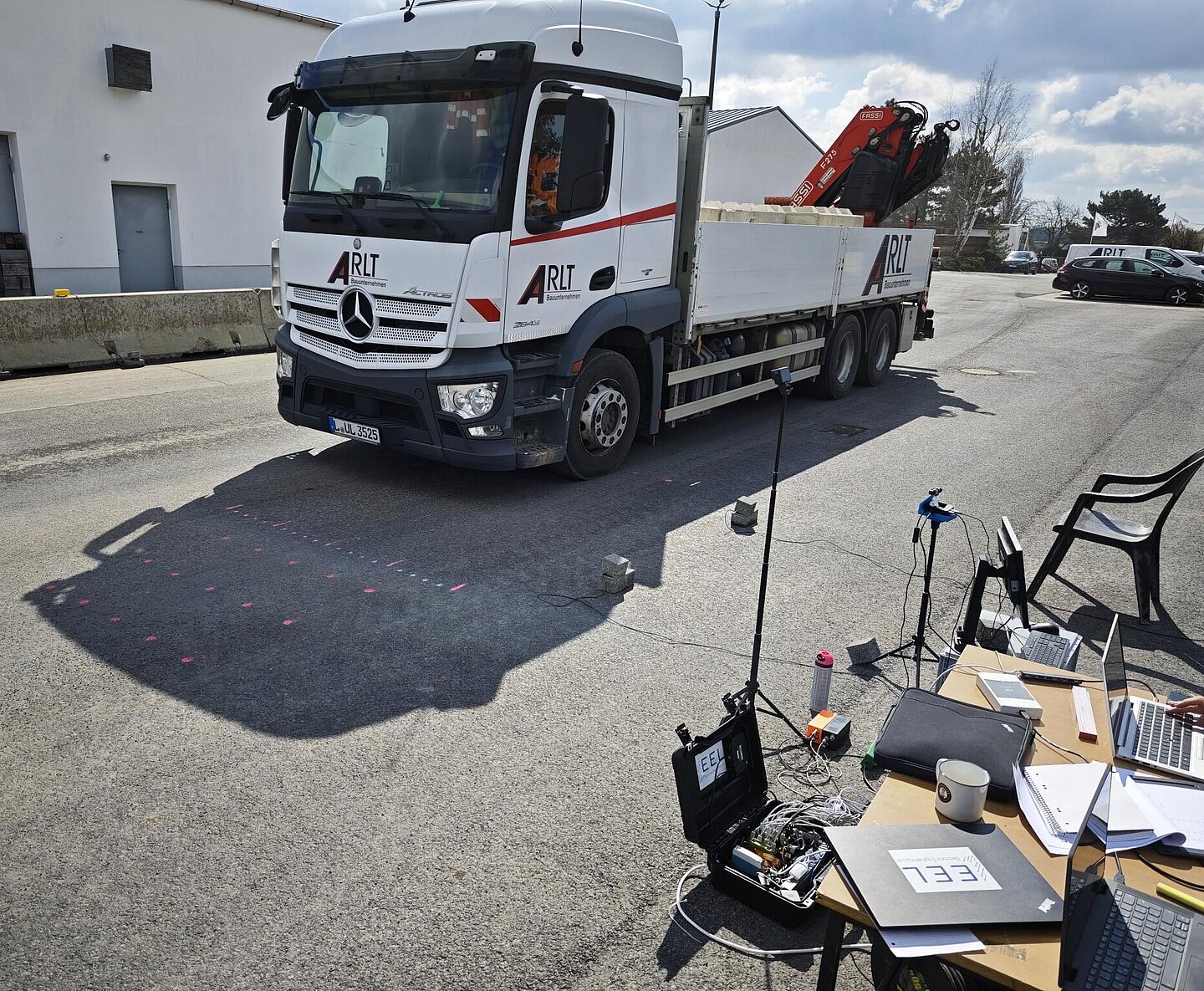 Ein LKW fährt über die Messtrecke mit den Sensoren
