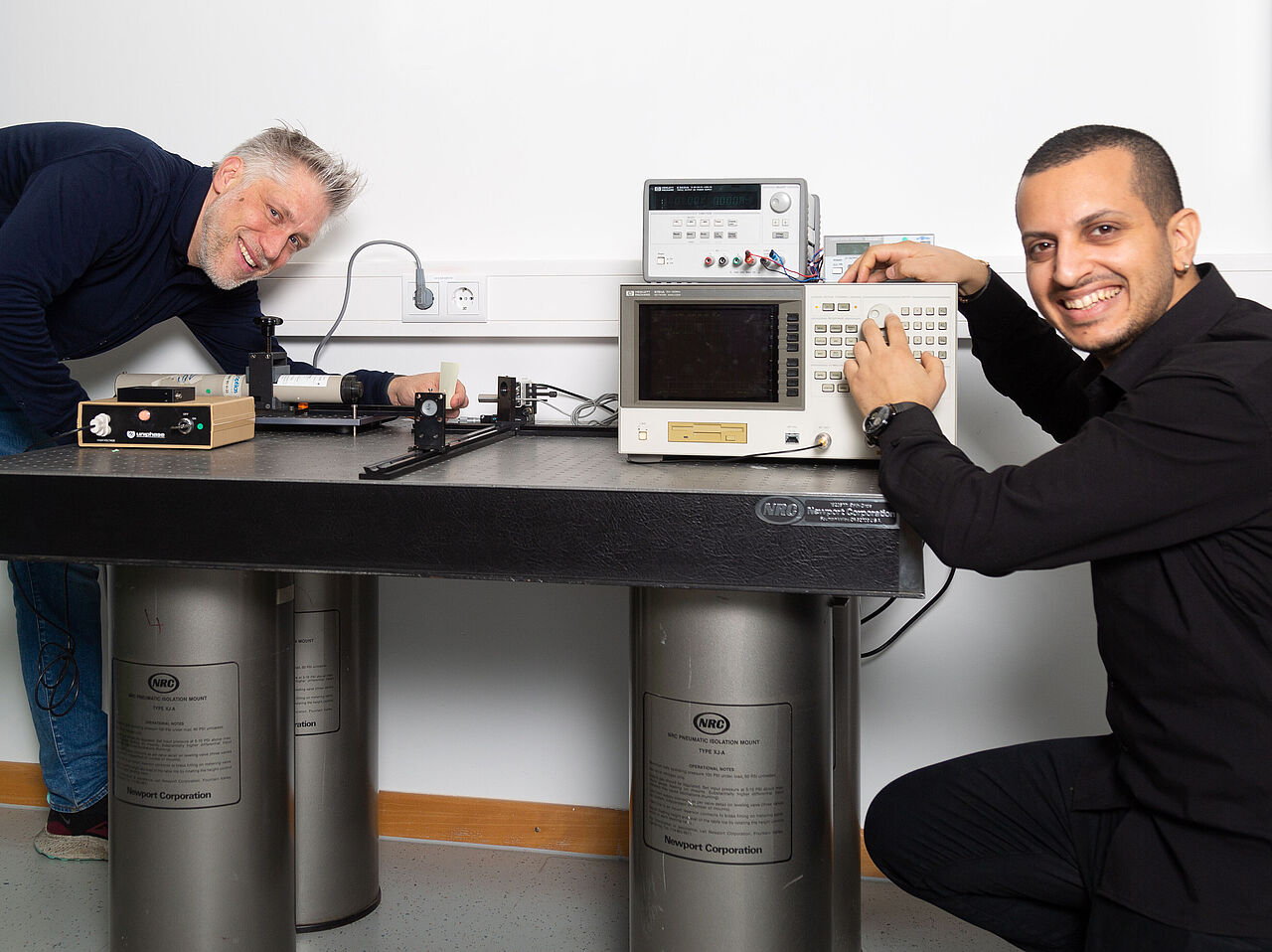 Untersuchen die Störanfälligkeit von Lichtkommunikation: Christian-Alexander Bunge (links) und Mete Ramazan beim Experiment am Laser und Netzwerkanalysator