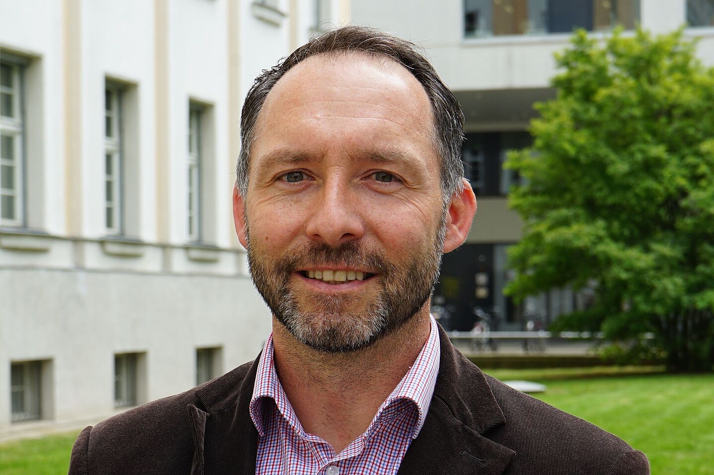 Prof. Guido Reuther. (Foto: HTWK Leipzig) Porträt: Mann vor Wiese