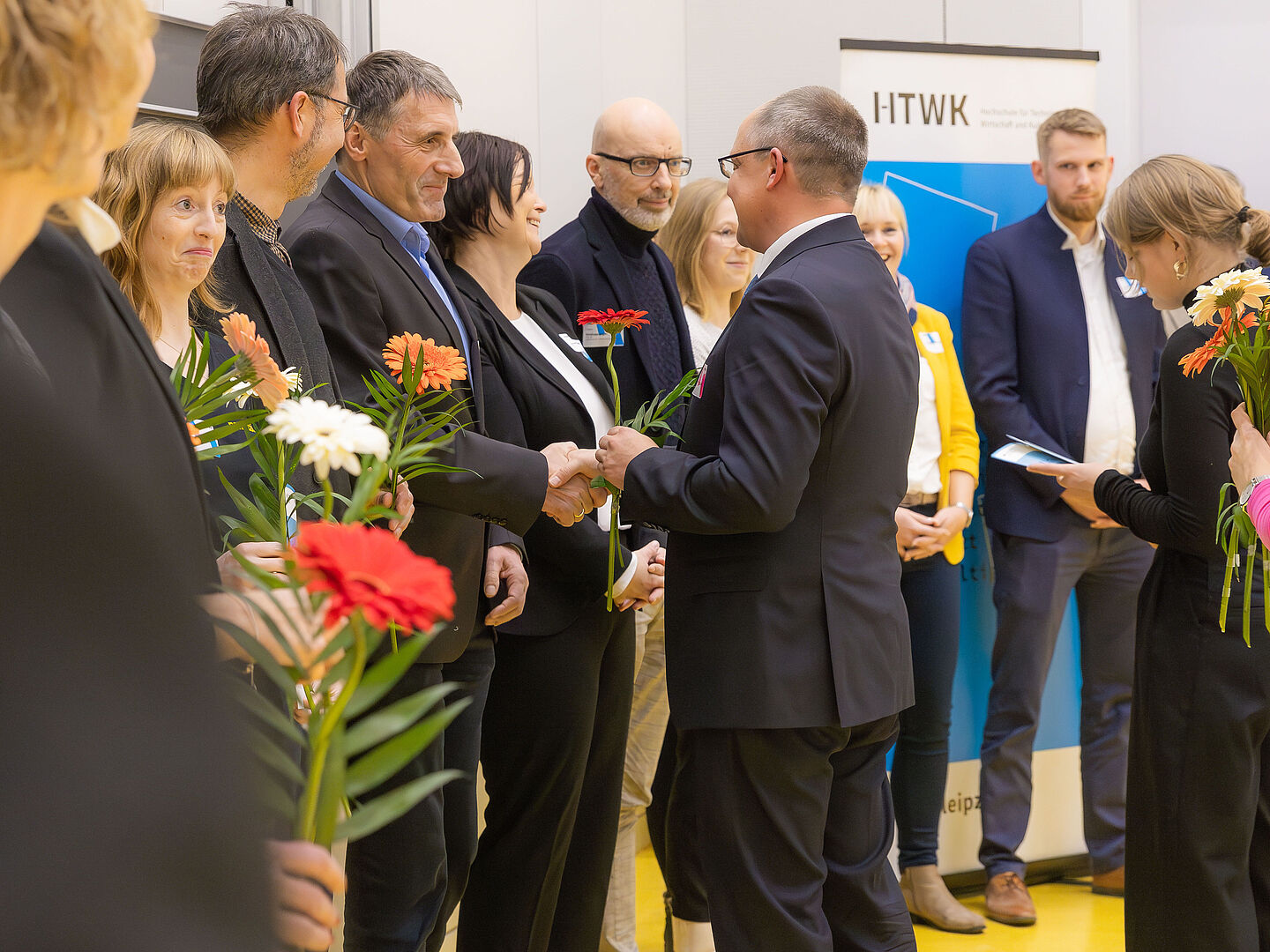 Förderinnen und Förderer aufgereiht vor dem Publikum