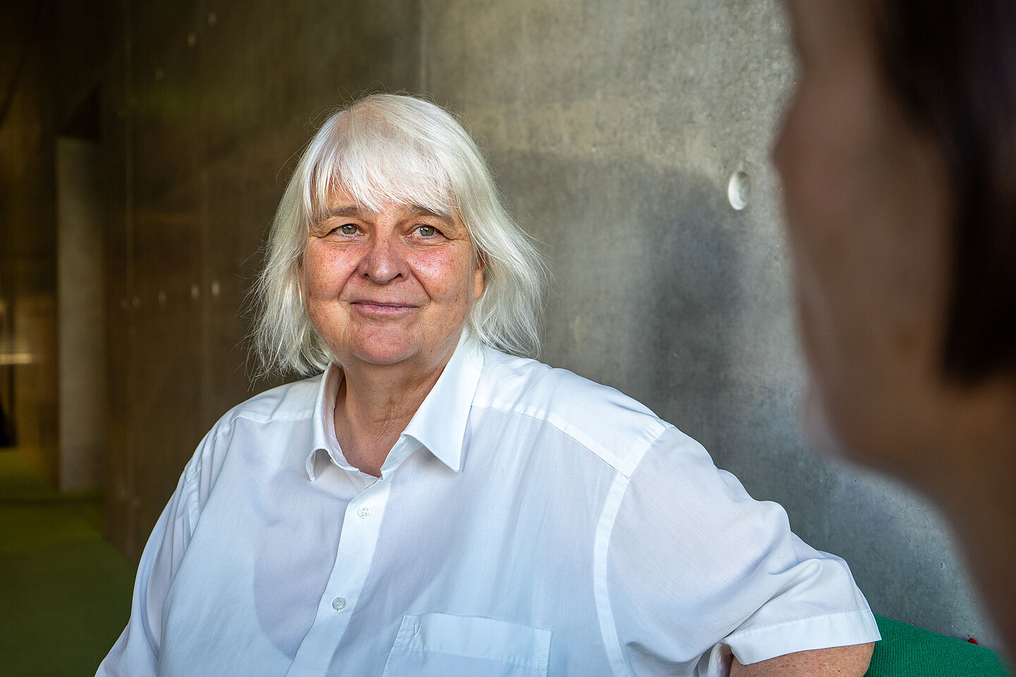 Portrait von Gabriele Hooffacker in der Bibliothek der HTWK Leipzig