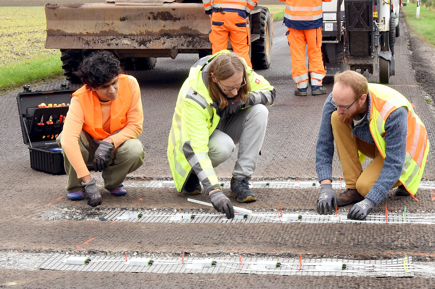 RoadIT Einbau von Sensoren auf einer Landstraße