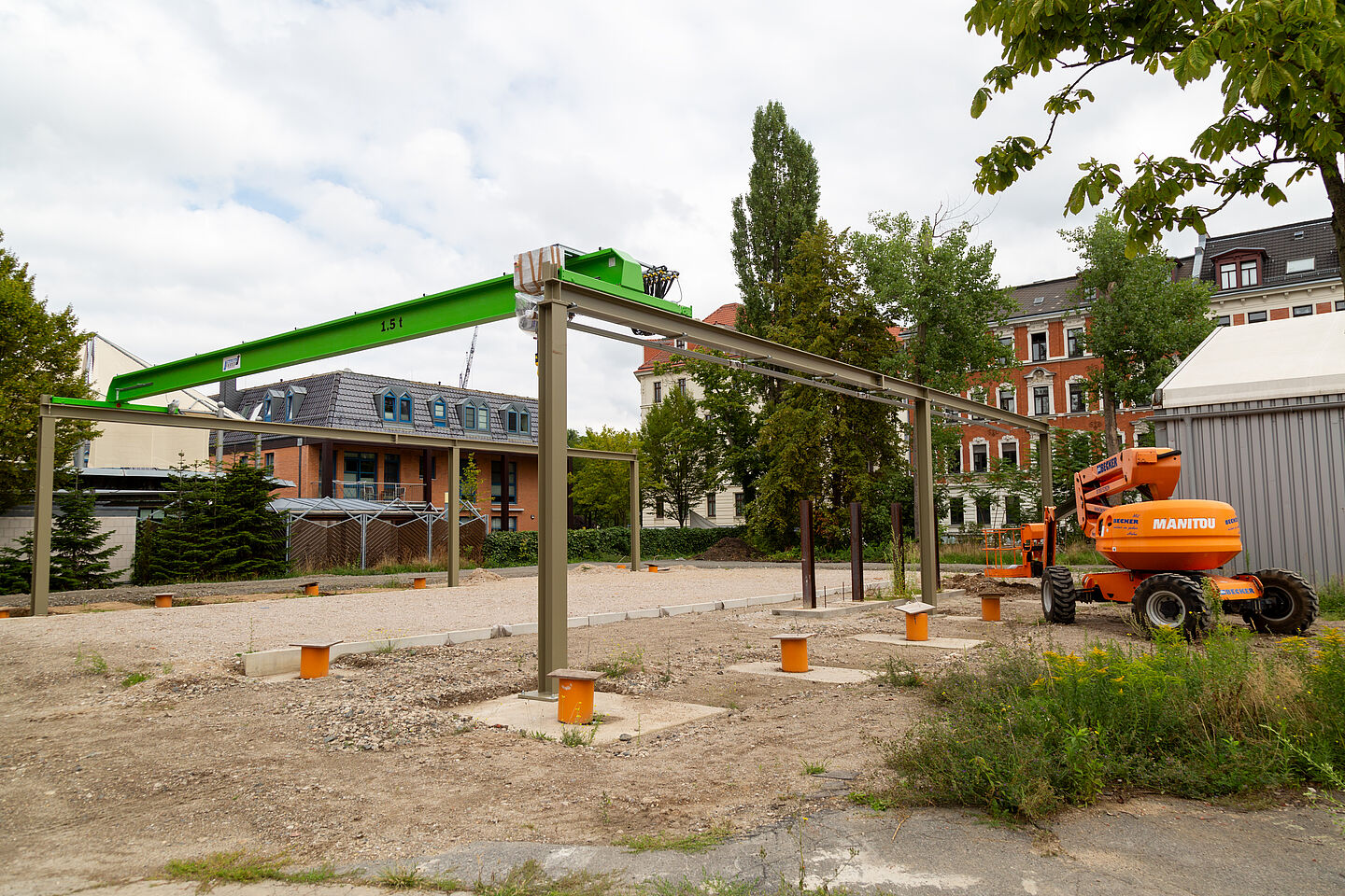 Eine Kranbahn steht auf einer Bodenversuchsanlage, noch fehlt eine Überdachung der Fläche