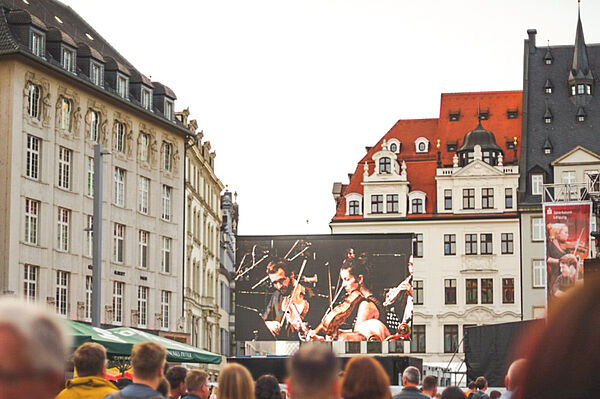 Blick auf die 30 Quadratmeter große Leinwand auf dem Leipziger Markt
