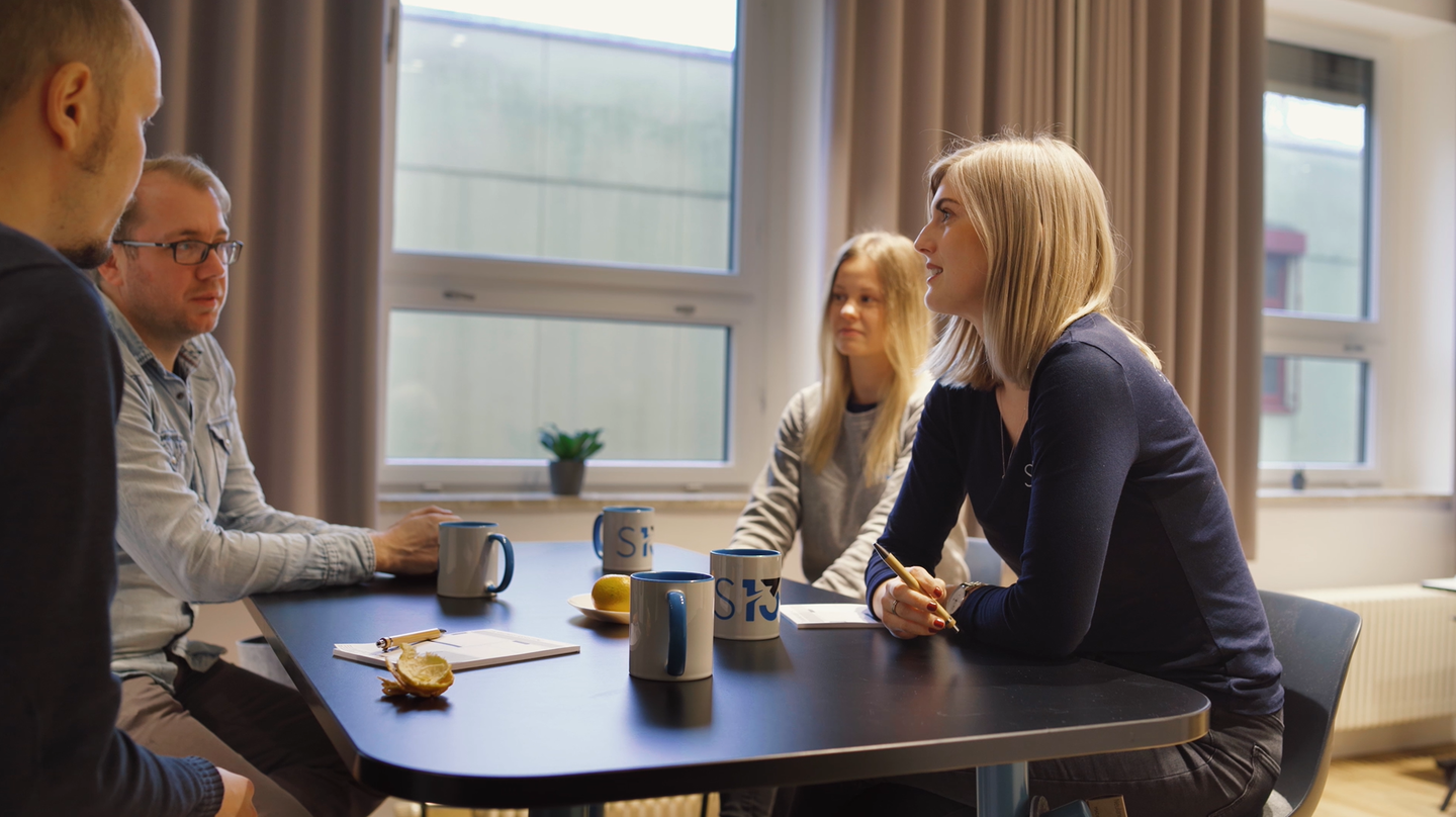 Stephanie Börner (rechts) und Vanessa Vorreyer von Startbahn 13 während einer Besprechung