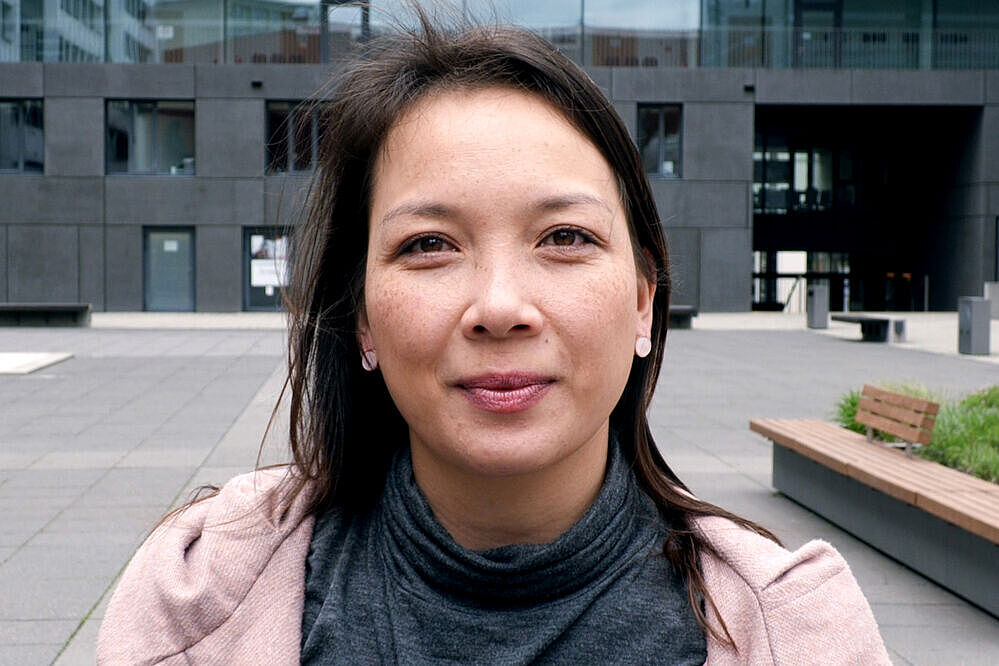 Ein Portrait von Beatrix Stark auf dem Campus der Uni Leipzig