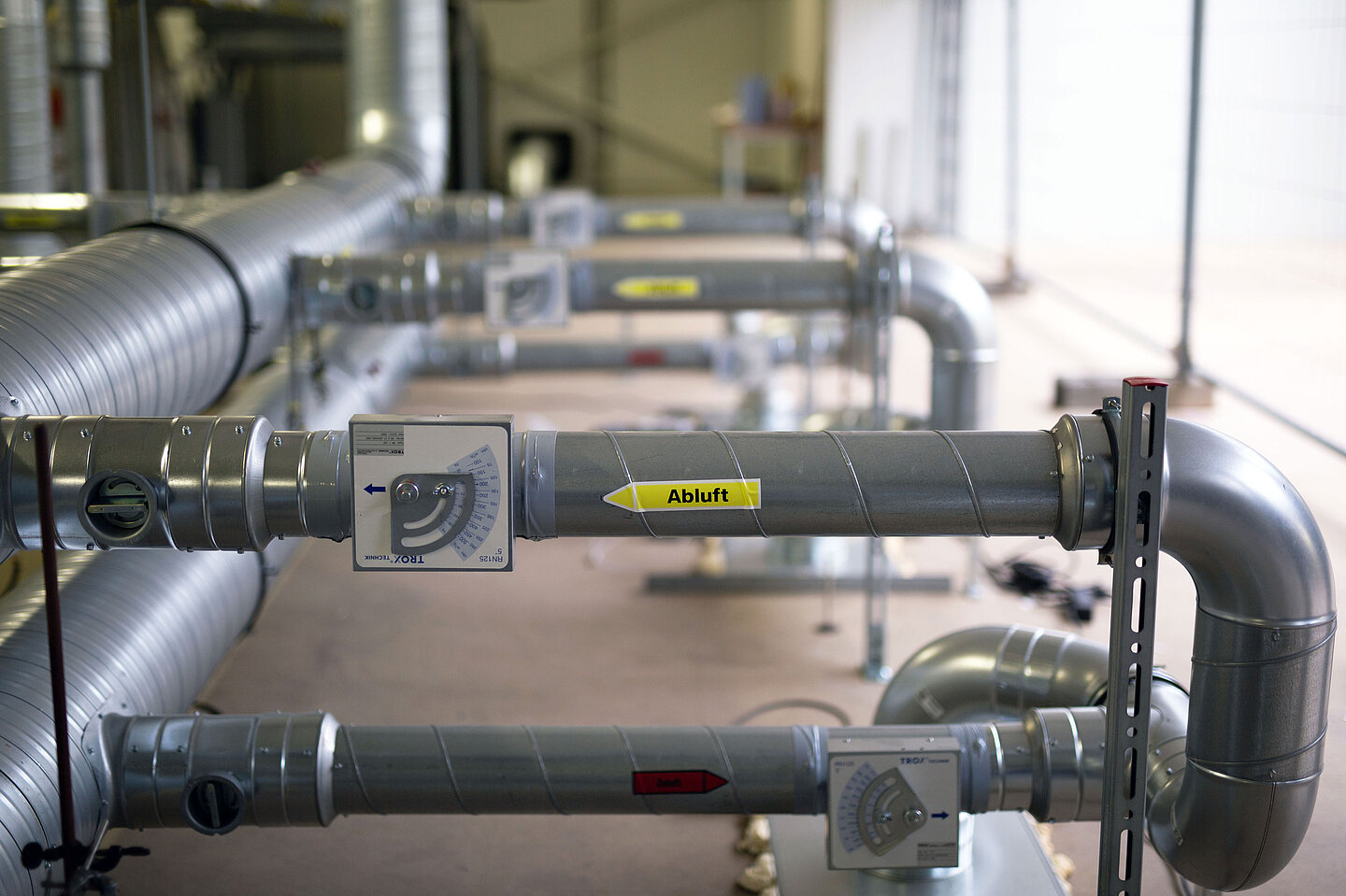 Lüftungsanlage Rohre sind zu sehen mit der Aufschrift "Abluft"