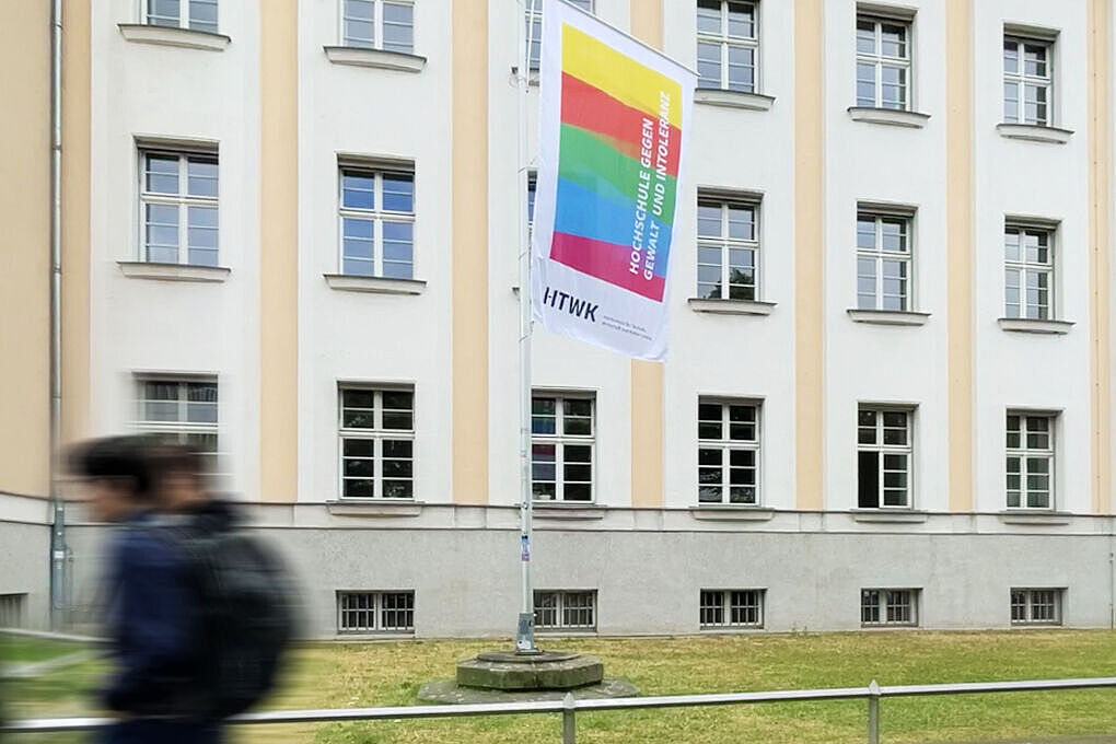 Bunte Regenbogenflagge vor dem Hochschulgebäude