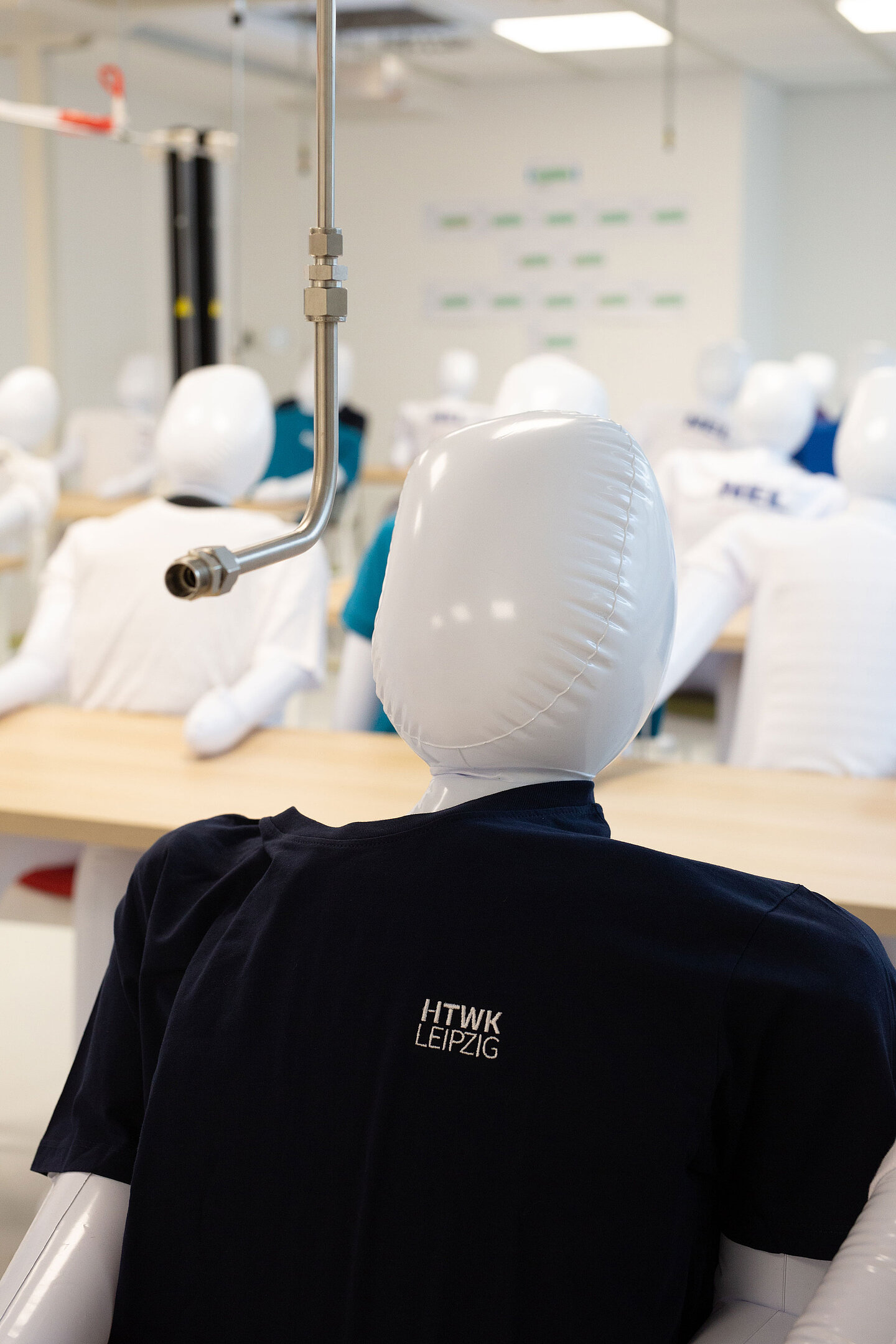 aufblasbarer Schüler eine aufblasbare Puppe mit HTWK-T-Shirt