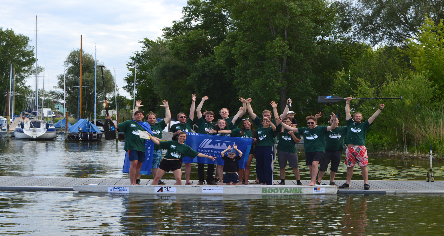 Gruppenbild des Teams auf einem Steg im Wasser