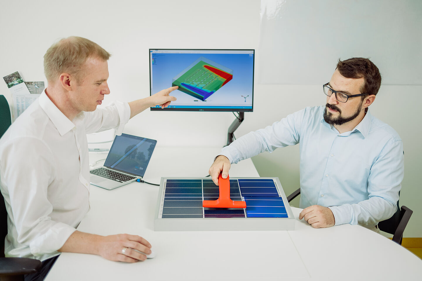 Mit Simulationen berechnen Prof. Stephan Schönfelder (links) und Kjell Nikolaus Bühler von der HTWK Leipzig, wie sich der Stromfluss in Solarzellen bei technischen Defekten verändert (Stephan Flad / HTWK Leipzig)