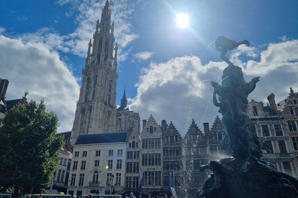 Kathedrale mit einem Brunnen davor.