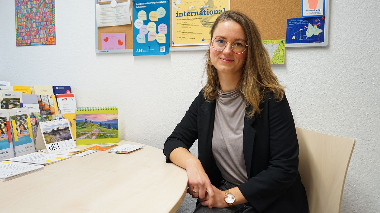 junge Frau in Büro am Tisch sitzend