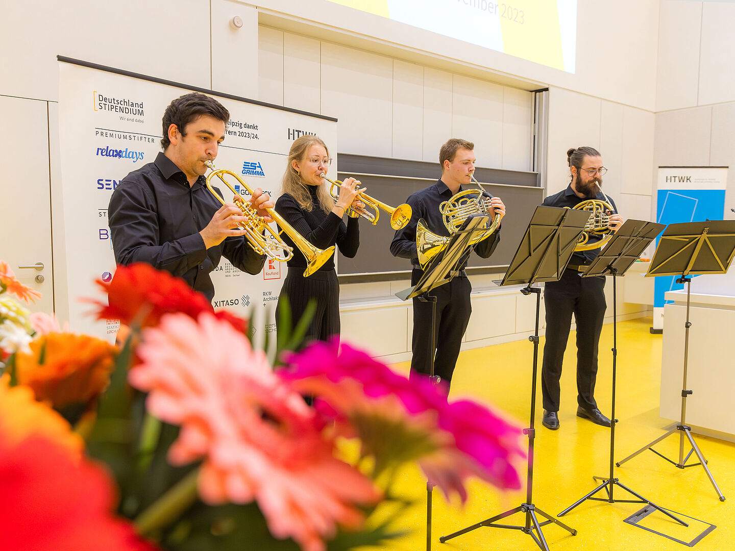 Eine kleine Live-Band bringt musikalische Untermalung in den Hörsaal.