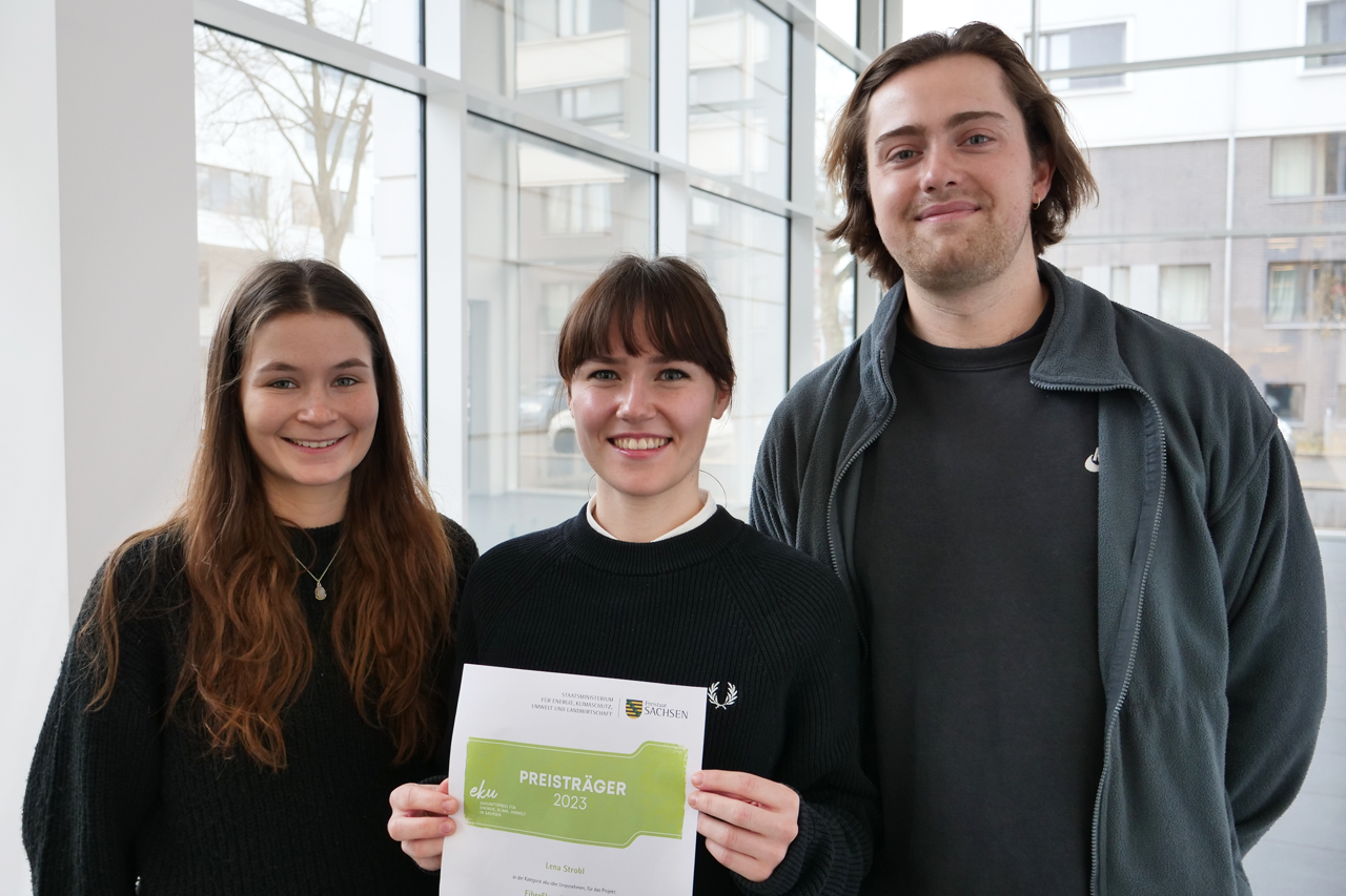 Gruppenfoto mit Urkunde