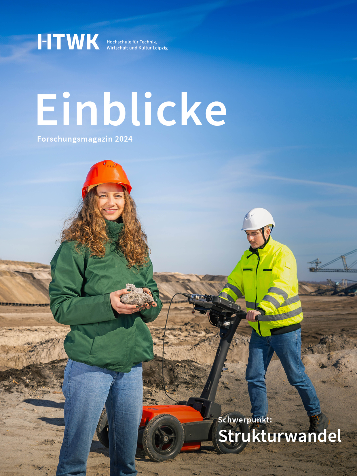 Auf dem Titelbild der Einblicke 2024 stehen Vanessa Fock und Bénédict Löwe im Tagebau Profen