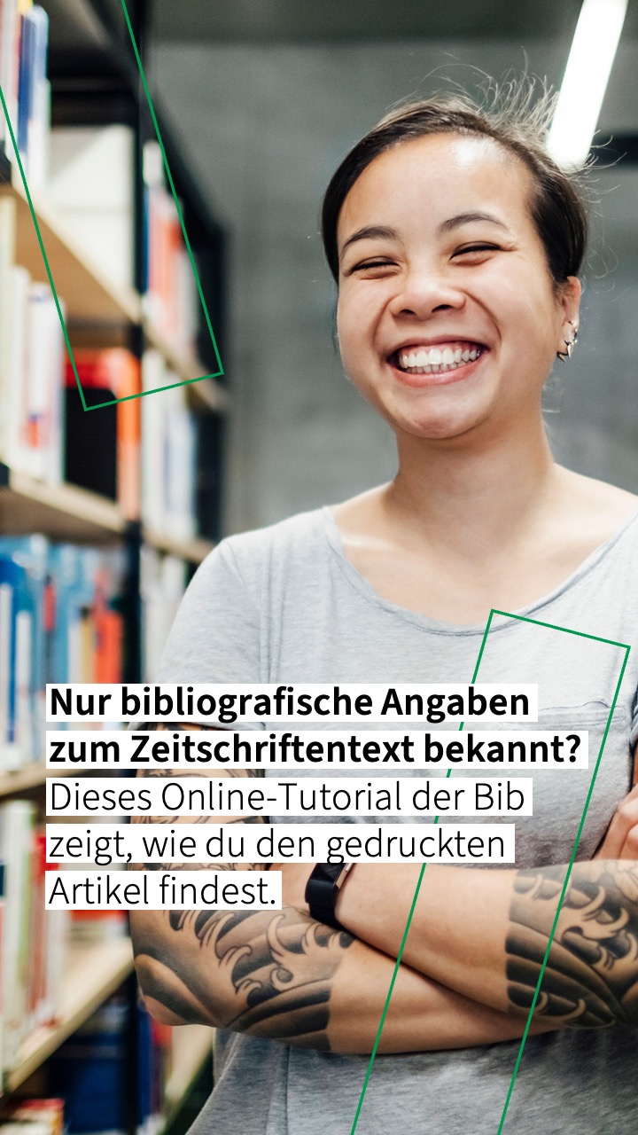 Freudestrahlende Studentin zwischen Bücherregalen.