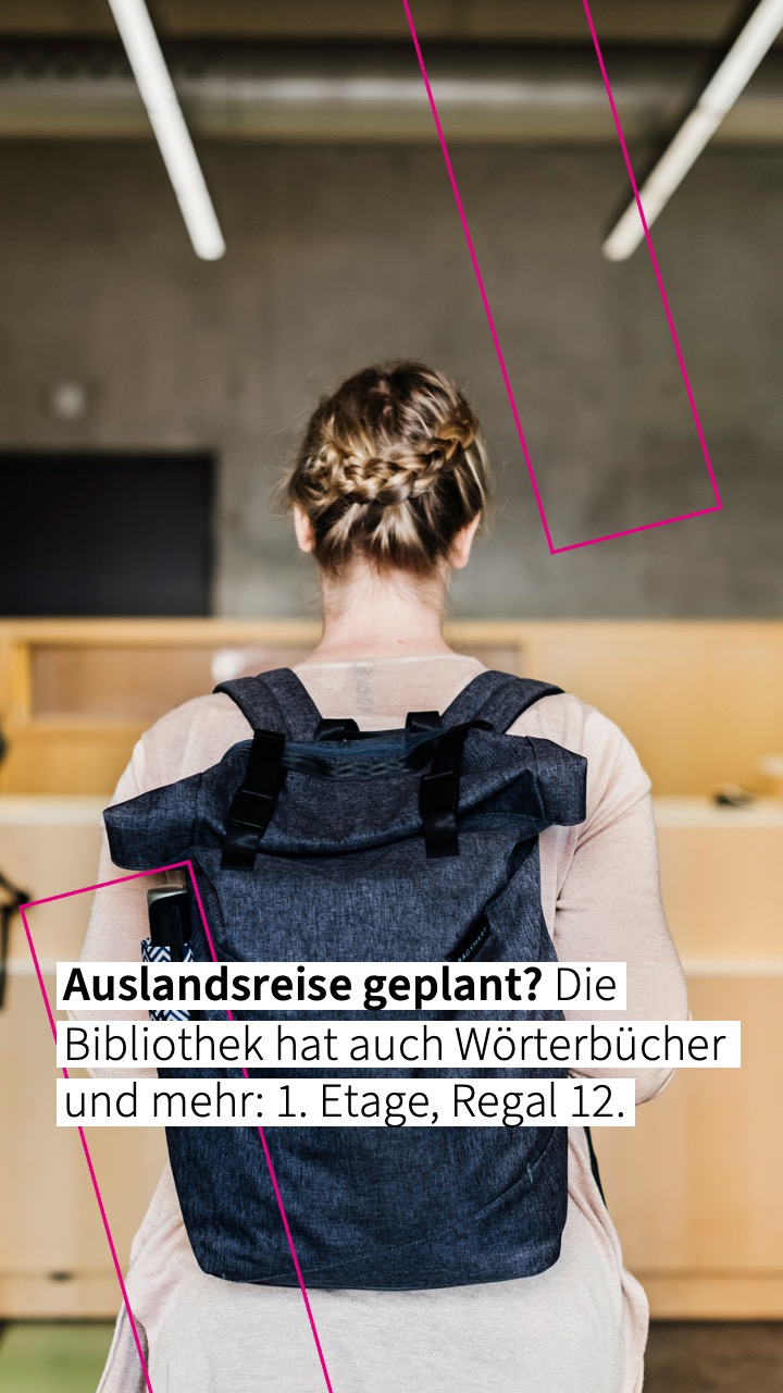 Rückansicht einer Studentin vor dem Empfangsthresen der Bibliothek.