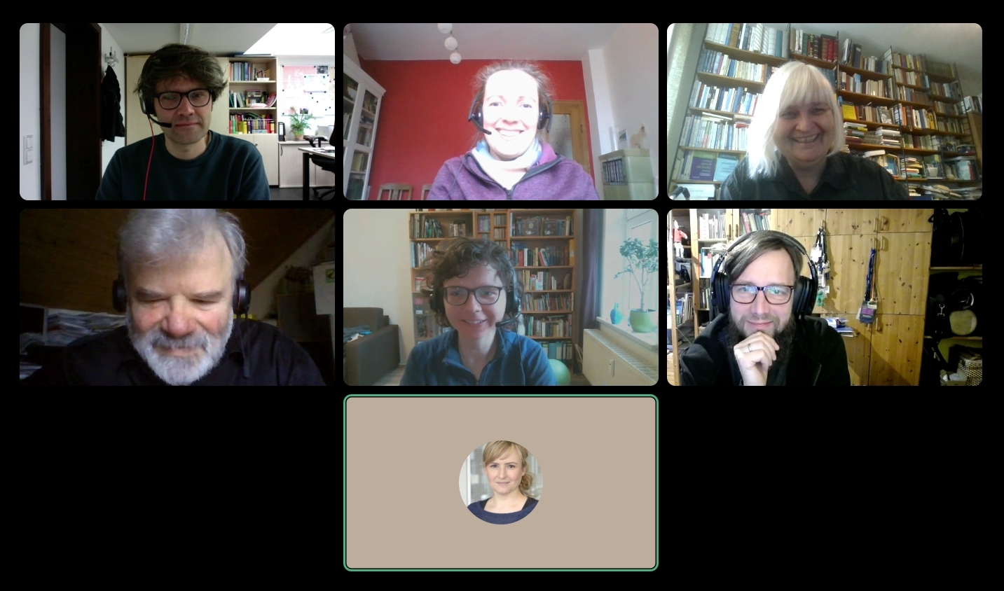 (v.l.n.r.): André Göhlich, Franziska Amlung, Prof. Gabriele Hooffacker, Prof. Klaus Hering, Katja Hornoff, Sebastian Gomon, Claudia Staudte (von oben nach unten; Foto: IDLL) Bidlschirmfoto mit 7 Kacheln/7 Personen in einer Videokonferenz