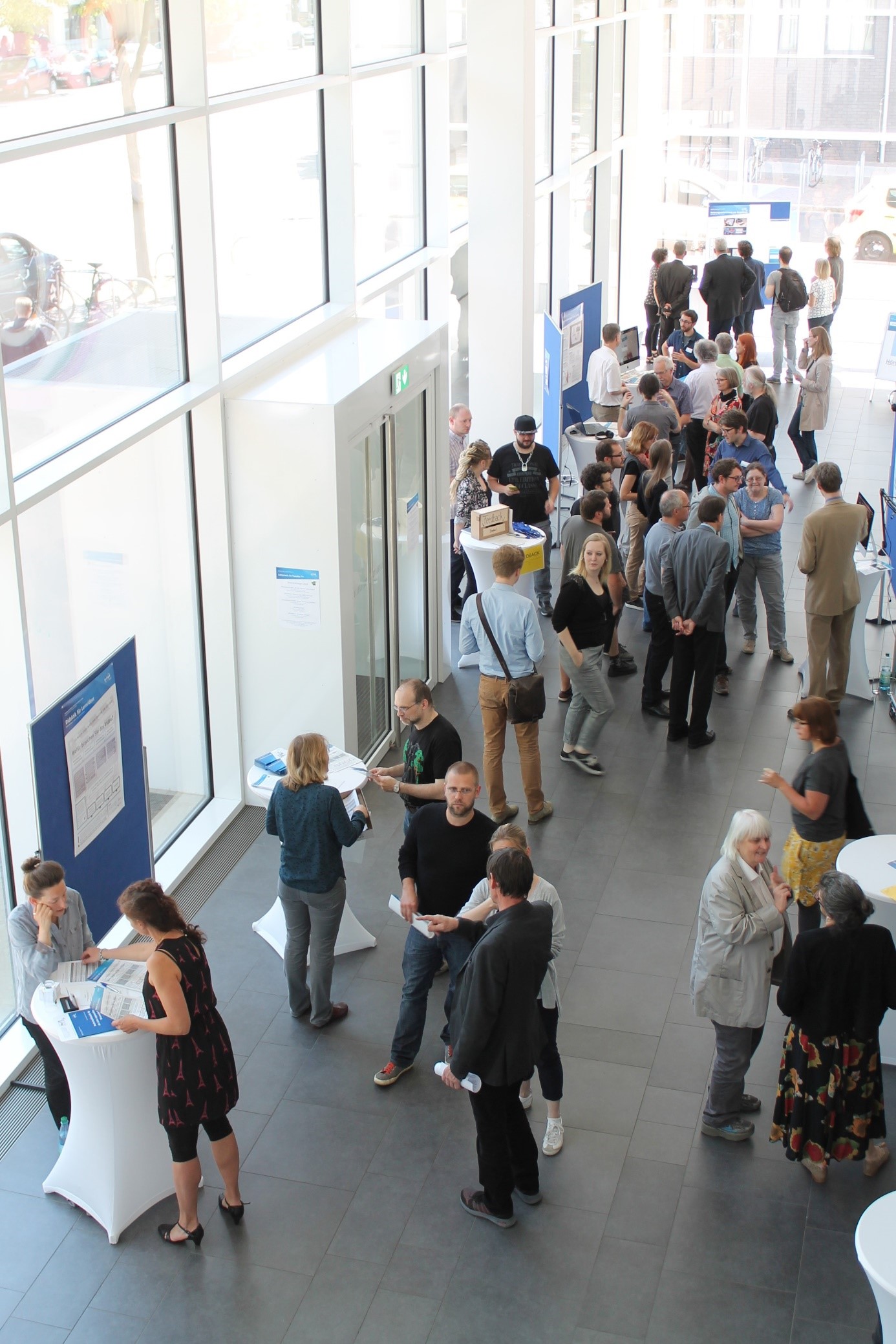 Lunch&Learn 2018: Aus heutiger Sicht ein Bild wie aus einer anderen Zeit. (Foto: HTWK Leipzig) Draufblick: gefülltes Foyer des Nieper-Baus