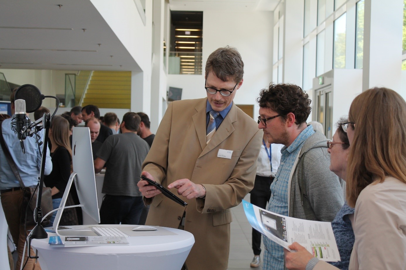 Lunch&Learn: Prof. Ulrich Nikolaus erklärt Screencasts. (Foto: HTWK Leipzig) Mann erklärt Personen etwas, dahinter gefüllter Raum