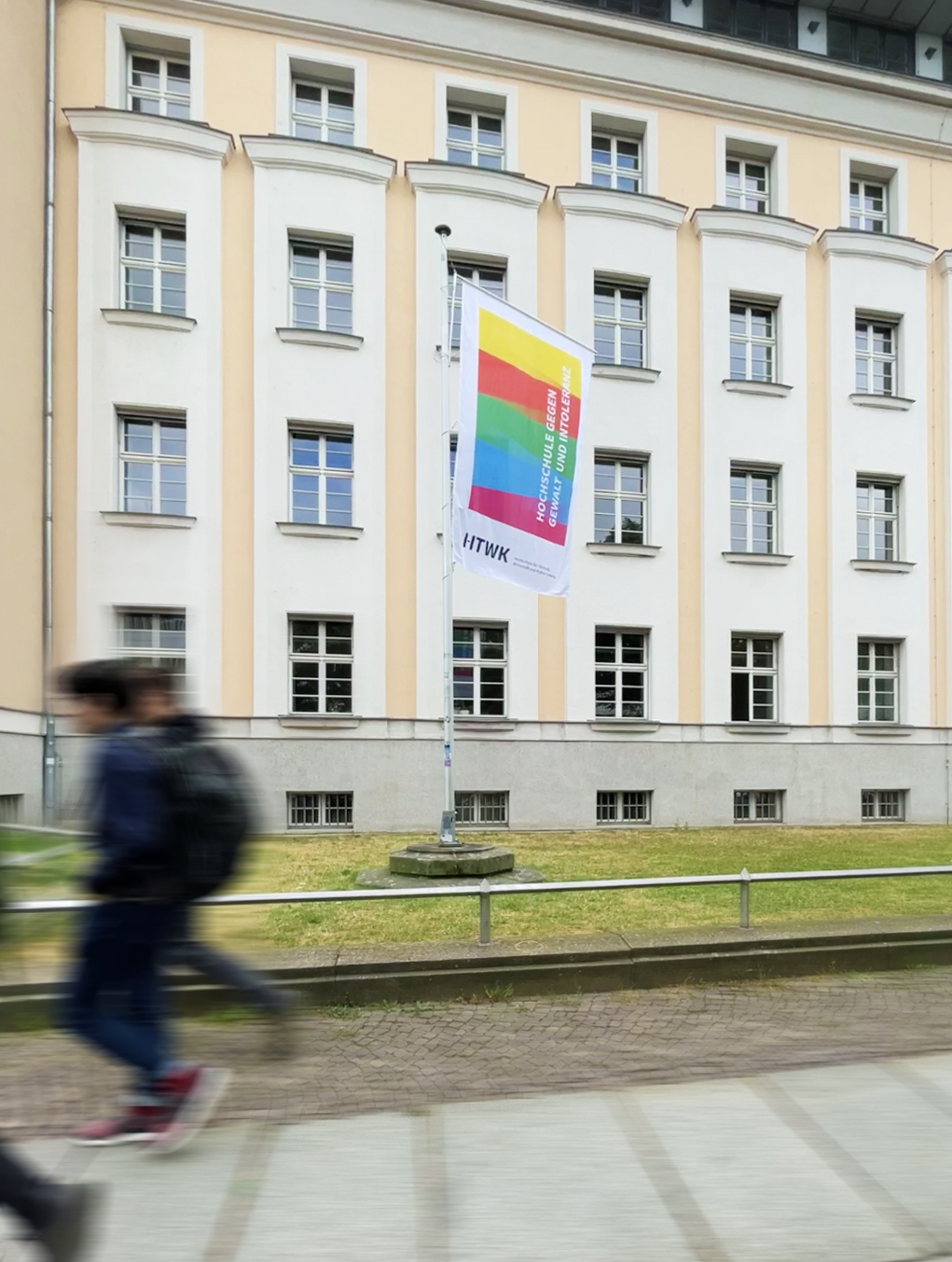 Gehisste Regenbogenflagge vor dem Lipsius-Bau der HTWK Leipzig