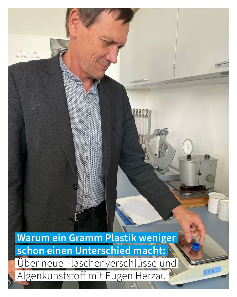 Prof. Eugen Herzog wiegt einen Verschlussdeckel.