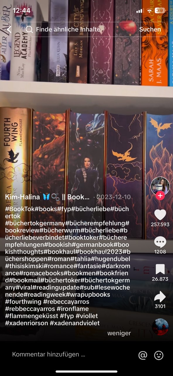 Screenshot von einem Tiktok-Video, in welchem eine Nutzerin ihr Bücherregal zeigt, das voller New Adult-Bücher ist